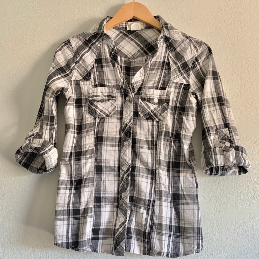 🌸Black and white plaid button down🌸